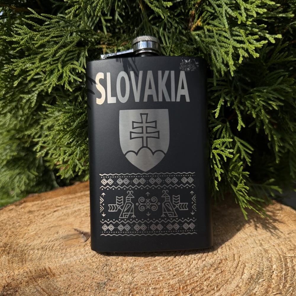 Čierna gravírovaná ploskačka so slovenským znakom a ornamentom